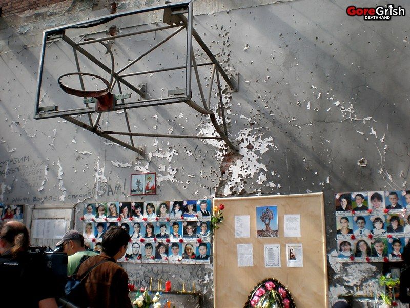 chechen-school-siege-after26-Beslan-N-Ossetia-sep3-04.jpg