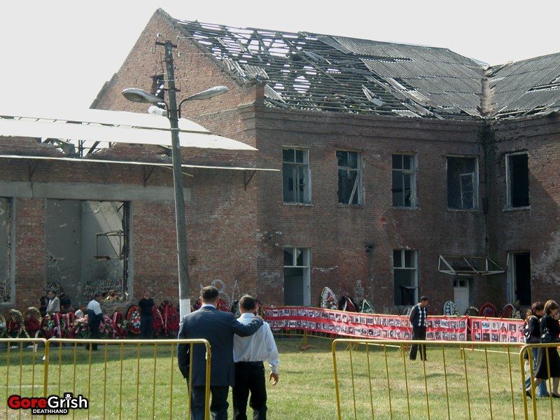 chechen-school-siege-after27-Beslan-N-Ossetia-sep3-04.jpg