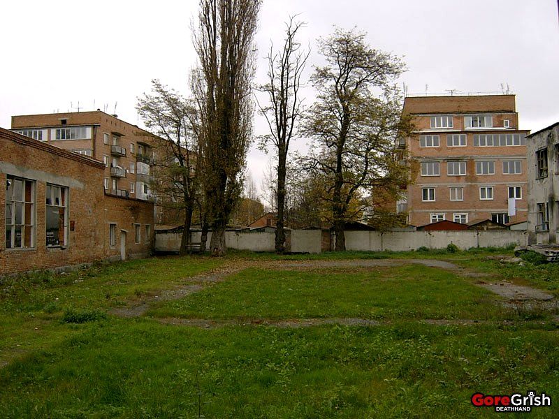 chechen-school-siege-after29-Beslan-N-Ossetia-sep3-04.jpg
