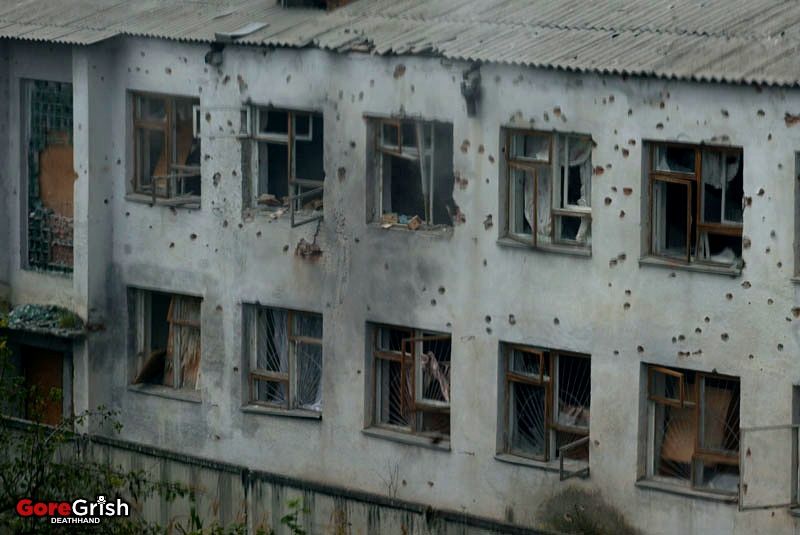 chechen-school-siege-after3-Beslan-N-Ossetia-sep3-04.jpg