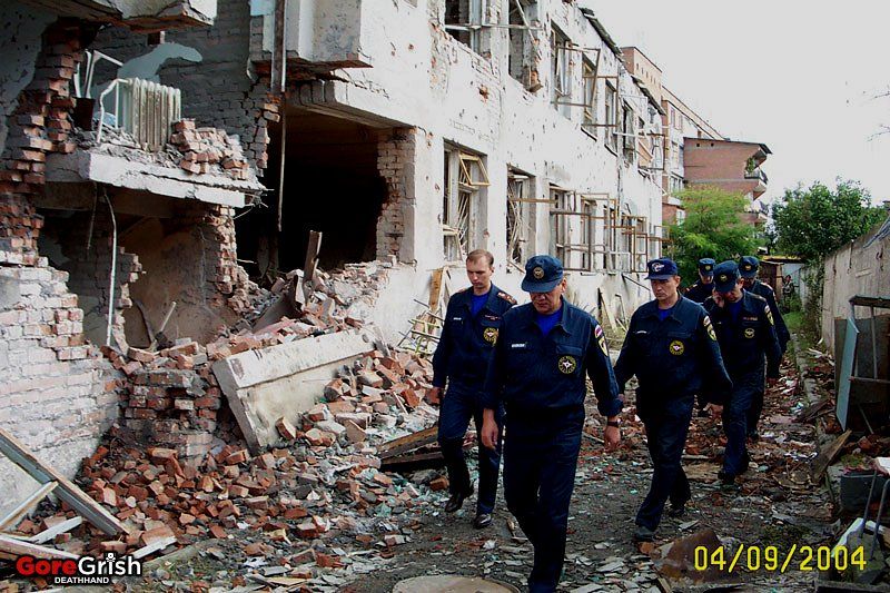 chechen-school-siege-after4-Beslan-N-Ossetia-sep3-04.jpg