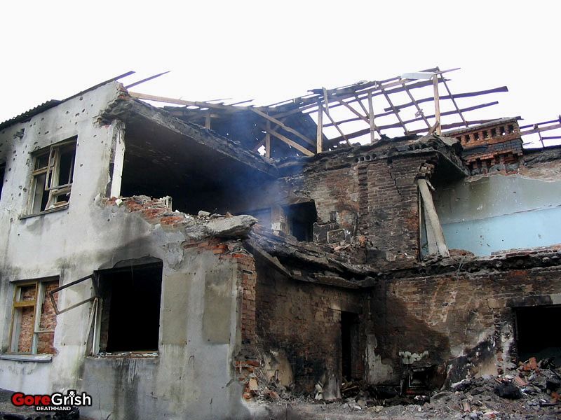 chechen-school-siege-after5-Beslan-N-Ossetia-sep3-04.jpg