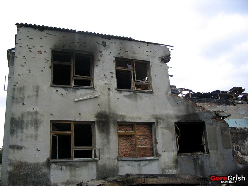 chechen-school-siege-after7-Beslan-N-Ossetia-sep3-04.jpg
