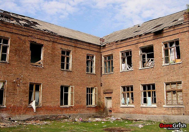 chechen-school-siege-after8-Beslan-N-Ossetia-sep3-04.jpg