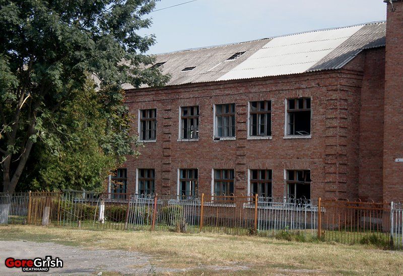 chechen-school-siege-after9-Beslan-N-Ossetia-sep3-04.jpg