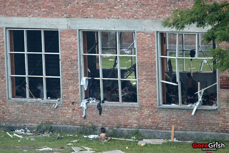 chechen-school-siege-gymwindows3c-Beslan-N-Ossetia-sep3-04.jpg