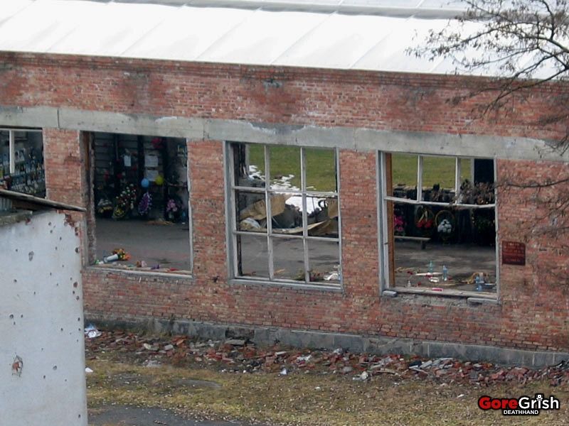 chechen-school-siege-gymwindows5-Beslan-N-Ossetia-sep3-04.jpg