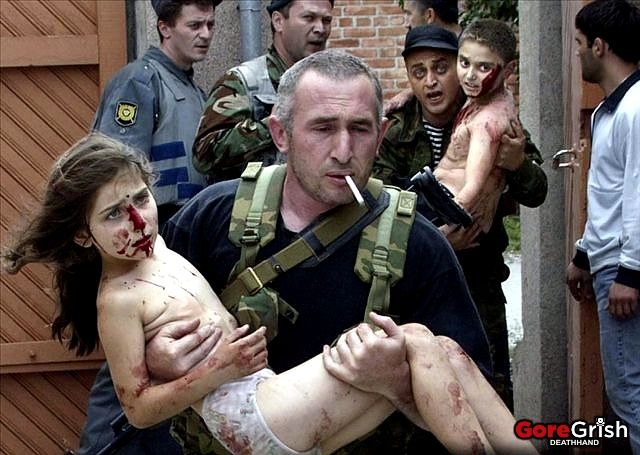 chechen-school-siege-rescue10-Beslan-N-Ossetia-sep3-04.jpg
