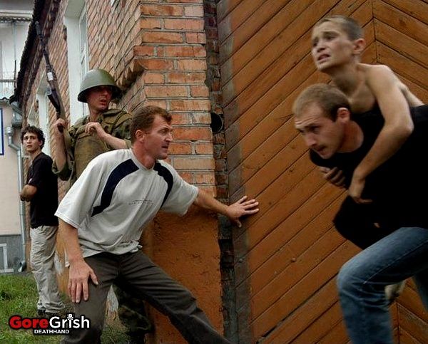 chechen-school-siege-rescue12-Beslan-N-Ossetia-sep3-04.jpg