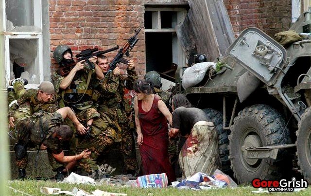 chechen-school-siege-rescue14-Beslan-N-Ossetia-sep3-04.jpg