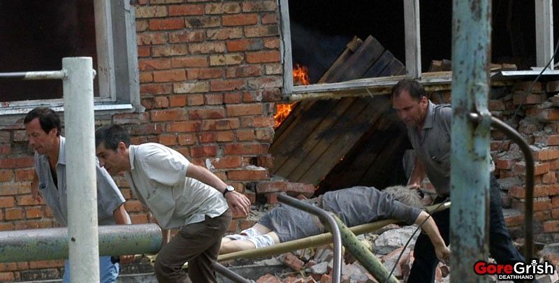 chechen-school-siege-rescue16-Beslan-N-Ossetia-sep3-04.jpg