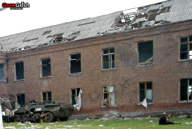chechen-school-siege-rescue17-Beslan-N-Ossetia-sep3-04.jpg