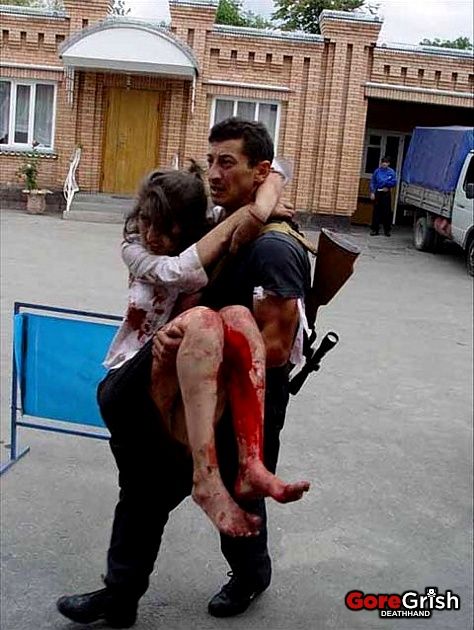 chechen-school-siege-rescue6-Beslan-N-Ossetia-sep3-04.jpg
