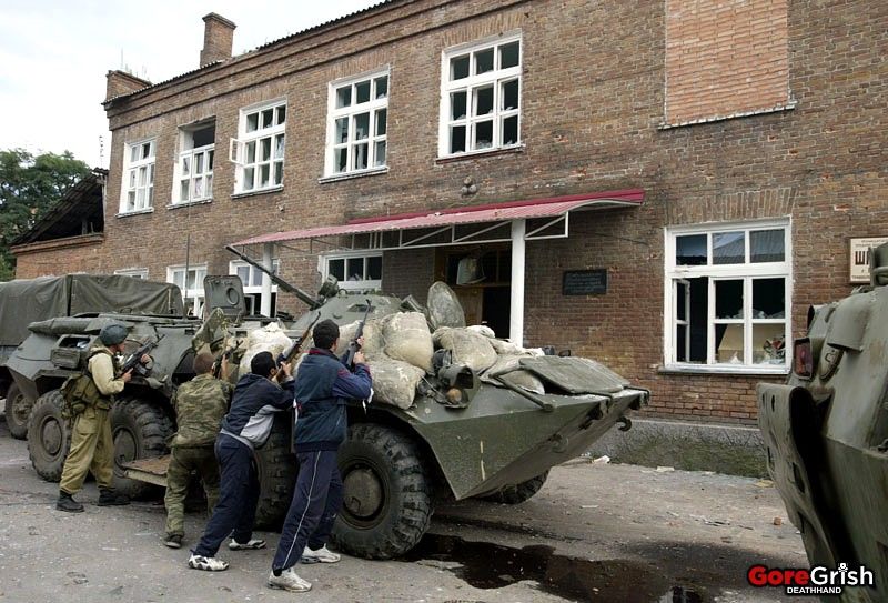 chechen-school-siege-russianforces1-Beslan-N-Ossetia-sep3-04.jpg