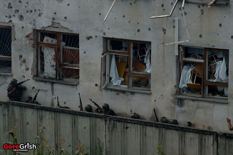 chechen-school-siege-russianforces12-Beslan-N-Ossetia-sep3-04.jpg