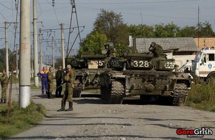 chechen-school-siege-russianforces3-Beslan-N-Ossetia-sep3-04.jpg