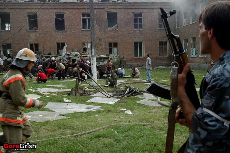 chechen-school-siege-russianforces7-Beslan-N-Ossetia-sep3-04.jpg