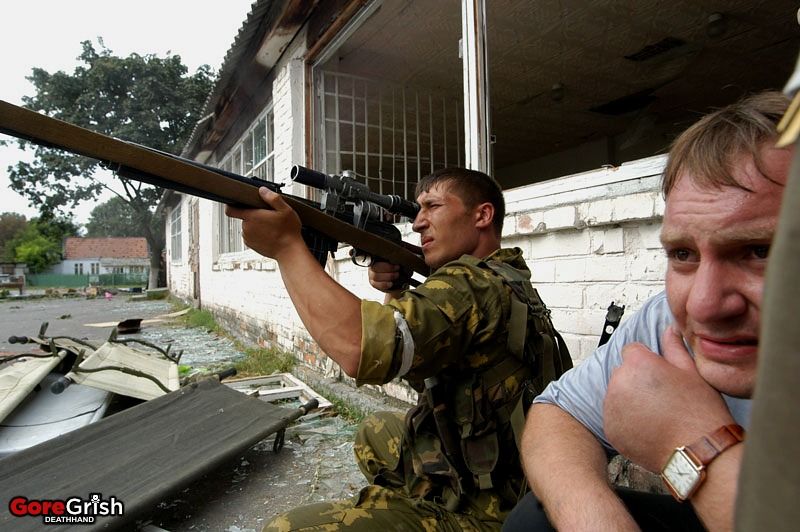 chechen-school-siege-russianforces8-Beslan-N-Ossetia-sep3-04.jpg