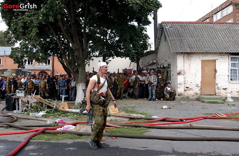 chechen-school-siege-russianforces9-Beslan-N-Ossetia-sep3-04.jpg
