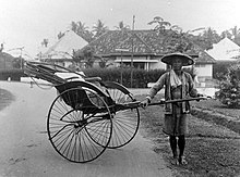 COLLECTIE_TROPENMUSEUM_Rikshaw_voortgetrokken_door_een_chinese_man_Medan_TMnr_10013835.jpg