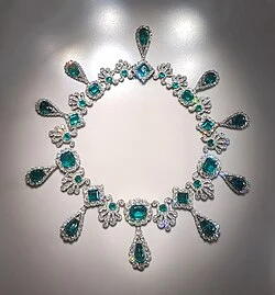 Collier_en_émeraudes_de_la_parure_de_Marie-Louise_-_Musée_du_Louvre_Objets_d'Art_OA_12155.webp