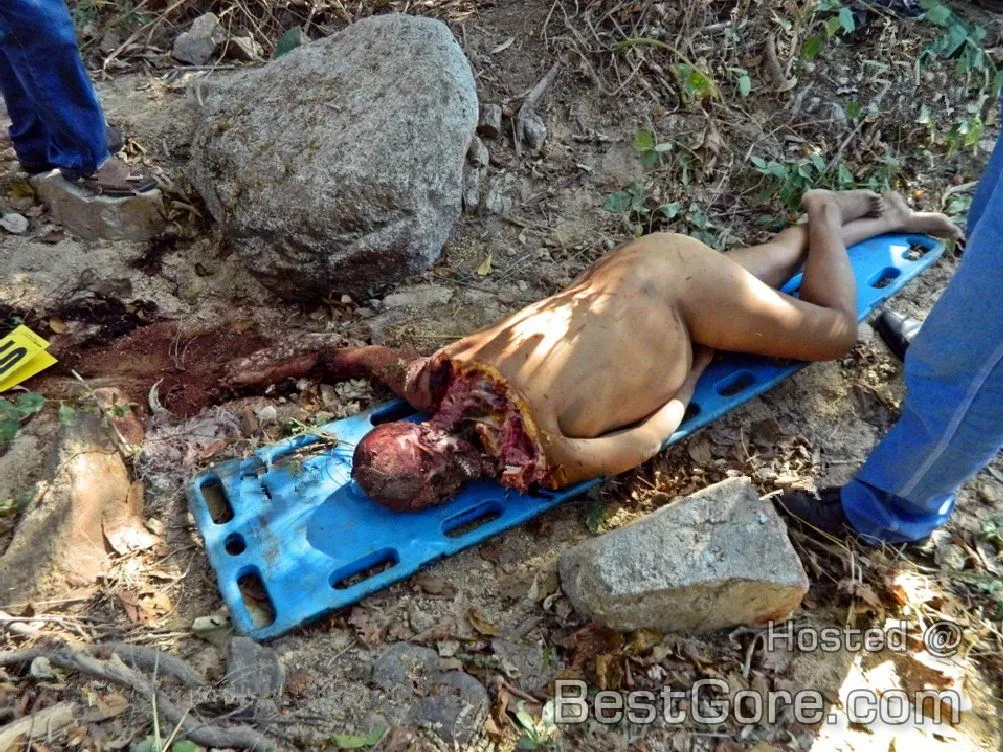 corpse-naked-woman-whole-head-skinned-acapulco-mexico-05.webp