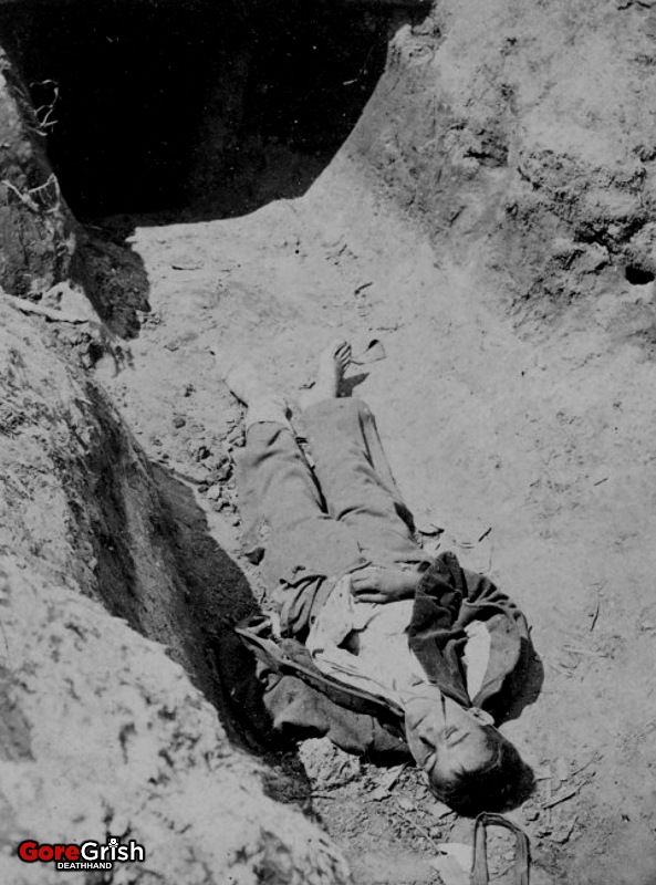 dead-14yr-old-confed-boy-in-trench.jpg
