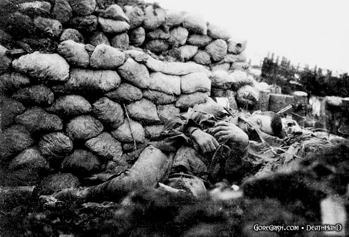 dead-australian-soldier-Fromelles-jul-1916.jpg