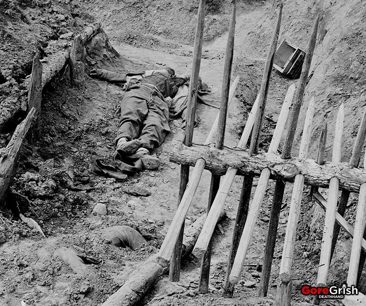 dead-confederate-soldiers-in-trench-Petersburg-VA-Apr-1865.jpg