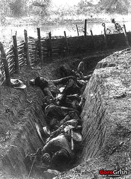 dead-filippino-soldiers3-American-Philippine-War-apr25-1899.jpg