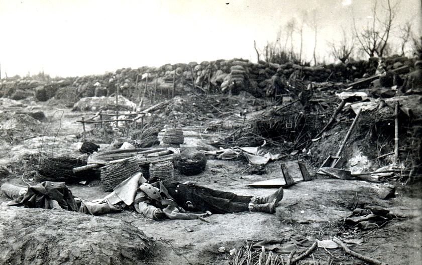 dead-french-1st-german-gas-attack-Langemarck-apr-1915.jpg