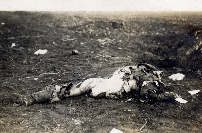 dead-german-soldier-Plaine-de-Dixmude-1915.jpg