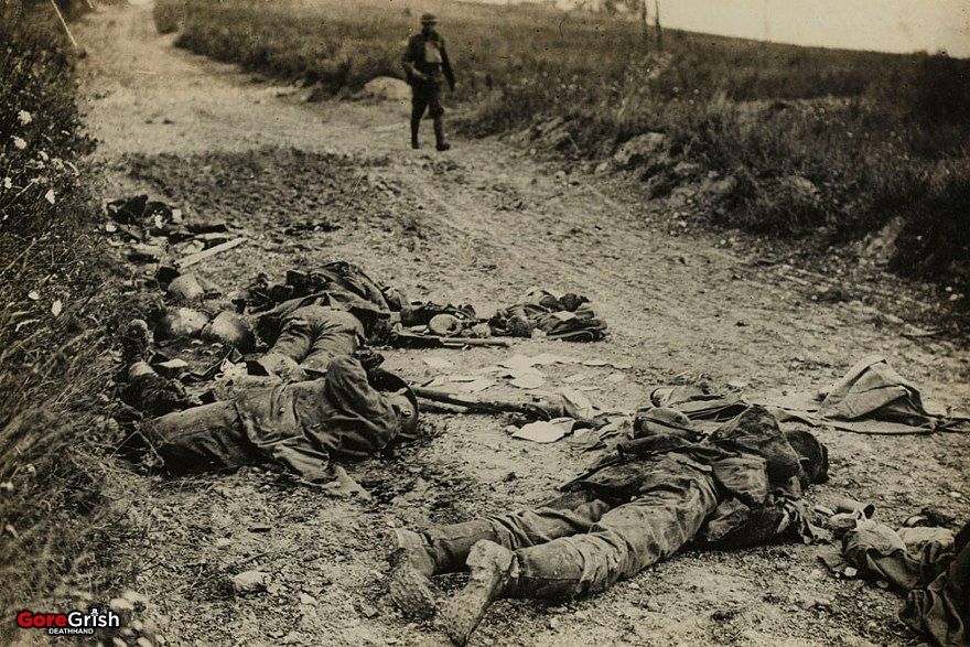 dead-german-soldiers-Chipelly-Somme-aug1918.jpg