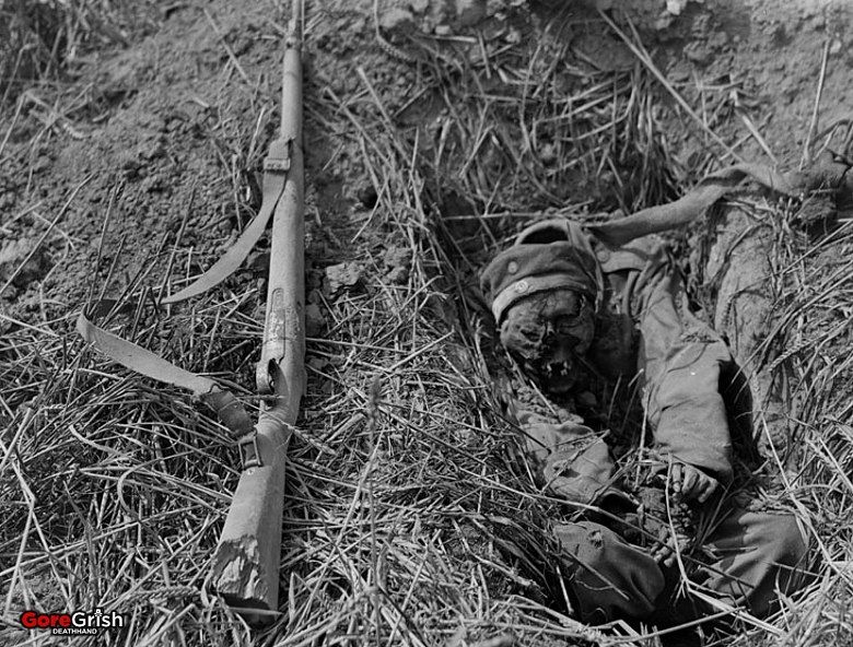 dead-soldier-in-foxhole-Picardie-aug1918.jpg