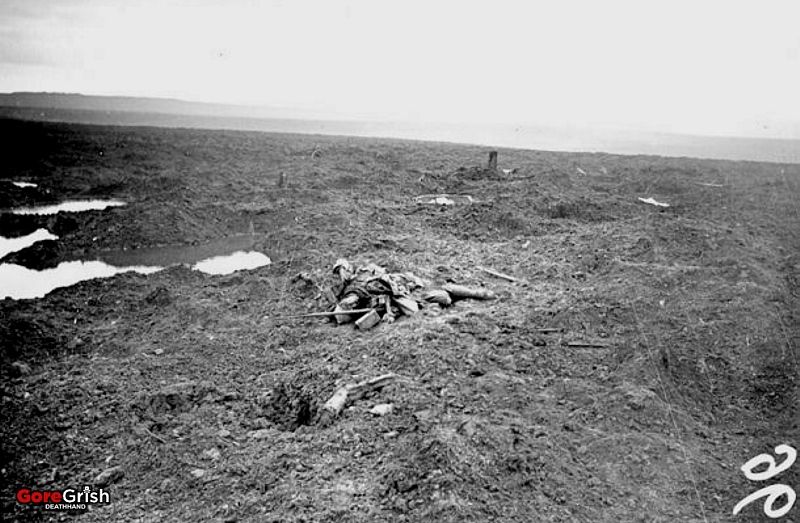 dead-soldier-on-battlefield-Verdun.jpg