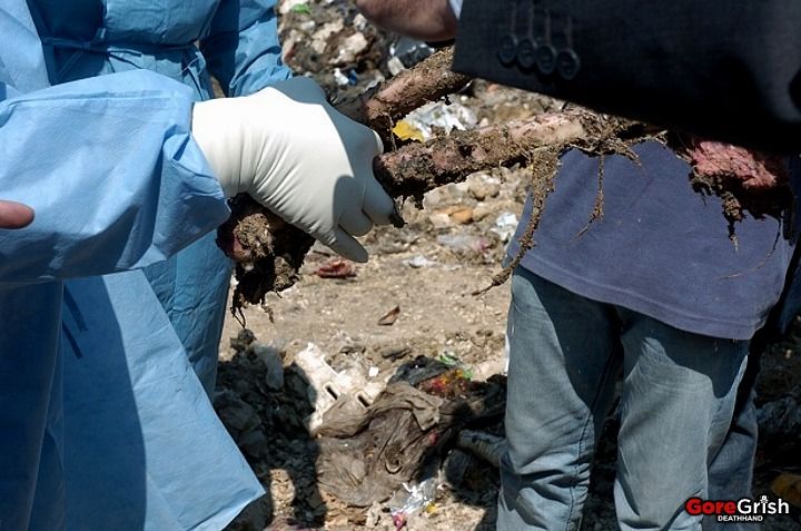 dead-syrians-in-garbage-dump9-Syria.jpg