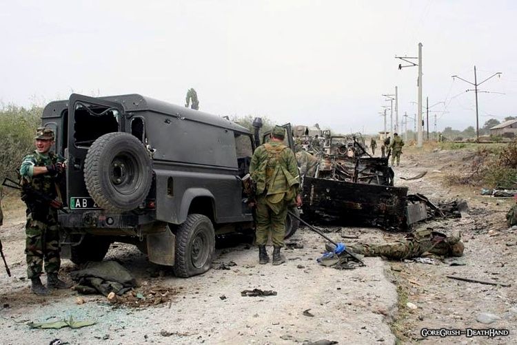 destroyed-georgian-convoy2-Zchinvali-aug2008.jpg