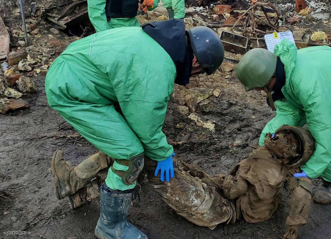 DH - Black Tulips find remove bodies 2 KIA RU soldiers from cellar one yr after died 4 - Krasn...jpg