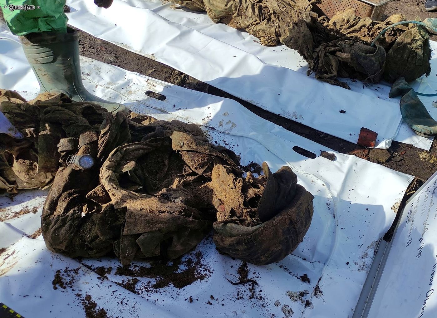 DH - Black Tulips find remove bodies 2 KIA RU soldiers from cellar one yr after died 5 - Krasn...jpg
