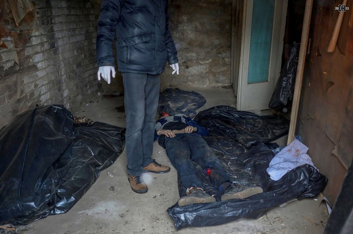 DH - Civilians and military in morgue 3 - Mykolaiv - Ukraine - early 2022.jpg