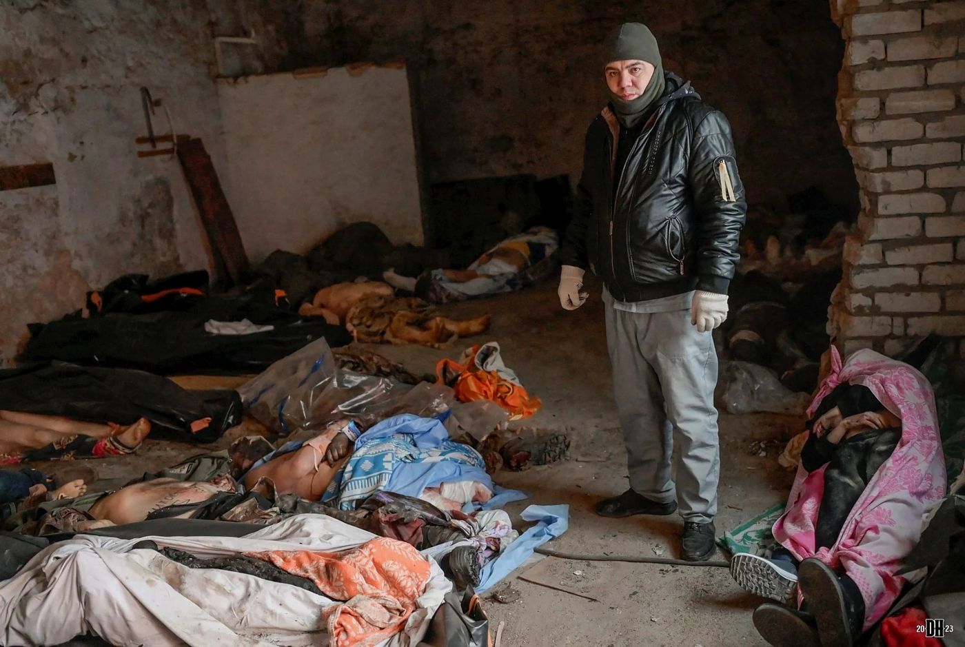 DH - Civilians and military in morgue 8 - Mykolaiv - Ukraine - early 2022.jpg