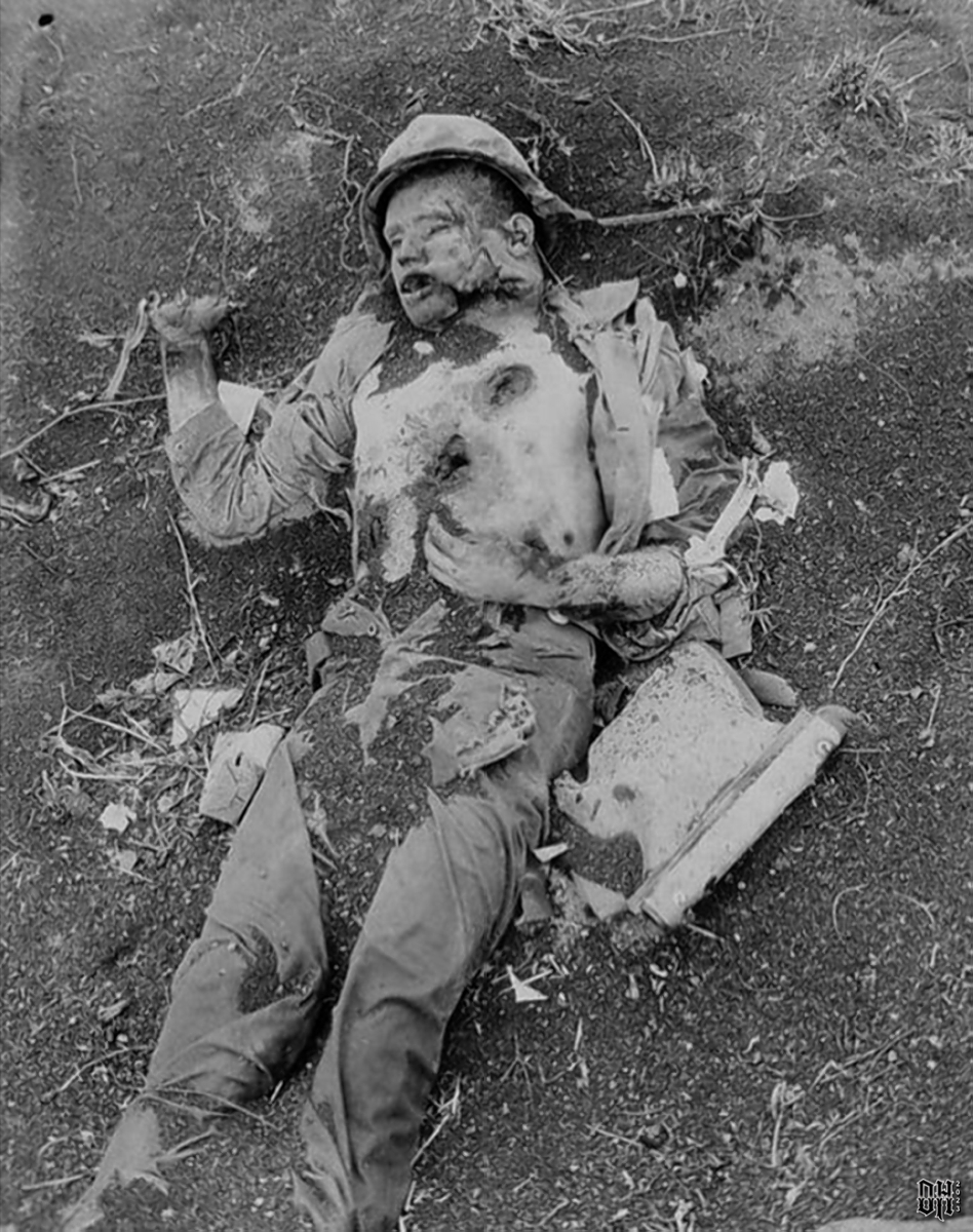 DH - Dead US Soldiers 10 - Dead US marine Iwo Jima 1945.jpg