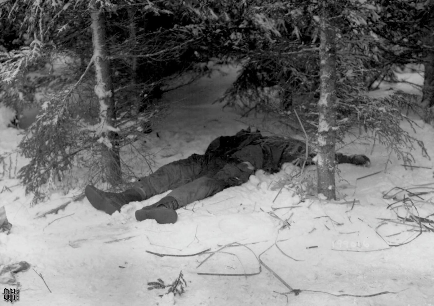 DH - Dead US Soldiers 27 - Soldier of US 101st Airborne Division dead in the woods near Bastog...jpg
