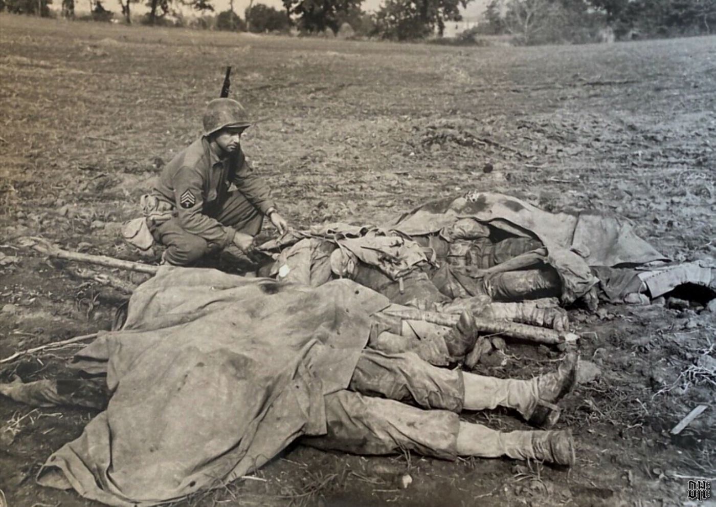 DH - Dead US Soldiers 33 - Soldiers at Caserta US Army Signal Corps - Battle of Salerno.jpg