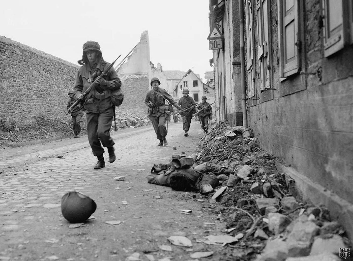 DH - Dead US Soldiers 34 - Soldiers of the 3rd U.S. Army storm into Coblenz, Germany, as a dea...jpg