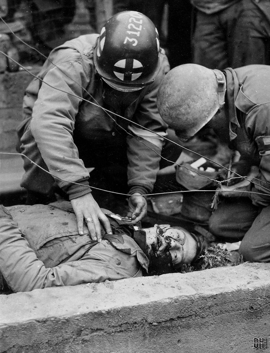 DH - Dead US Soldiers 36 - Two medics who have worked unsuccessfully to save an American soldi...jpg
