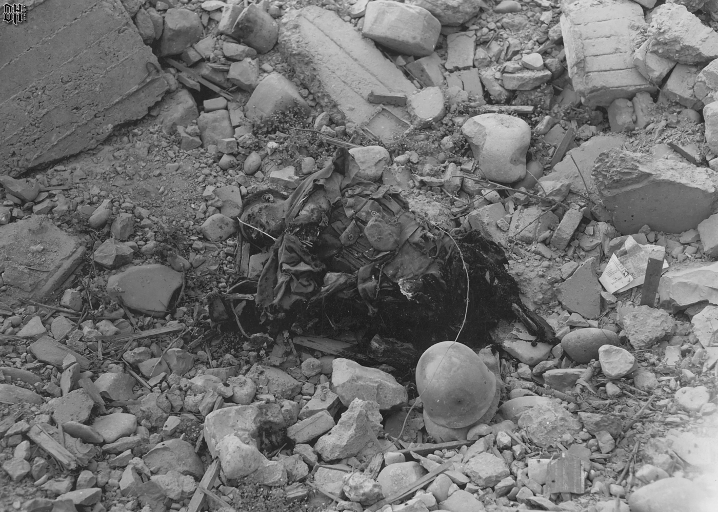 DH - Dead US Soldiers 7 - American soldier killed by a mine in Italy, April 1945.jpg