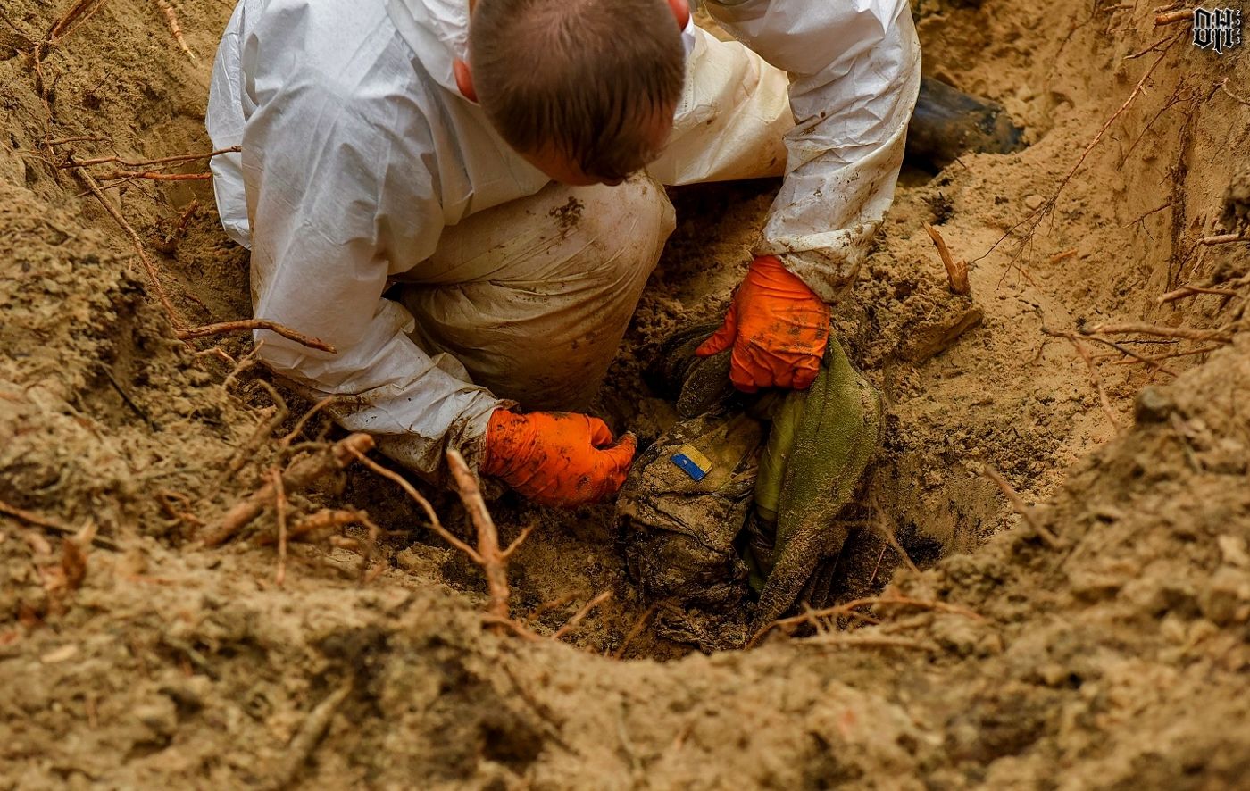 DH - Mass grave exhumation 10 - Izium Ukraine - Sept 2022.jpg