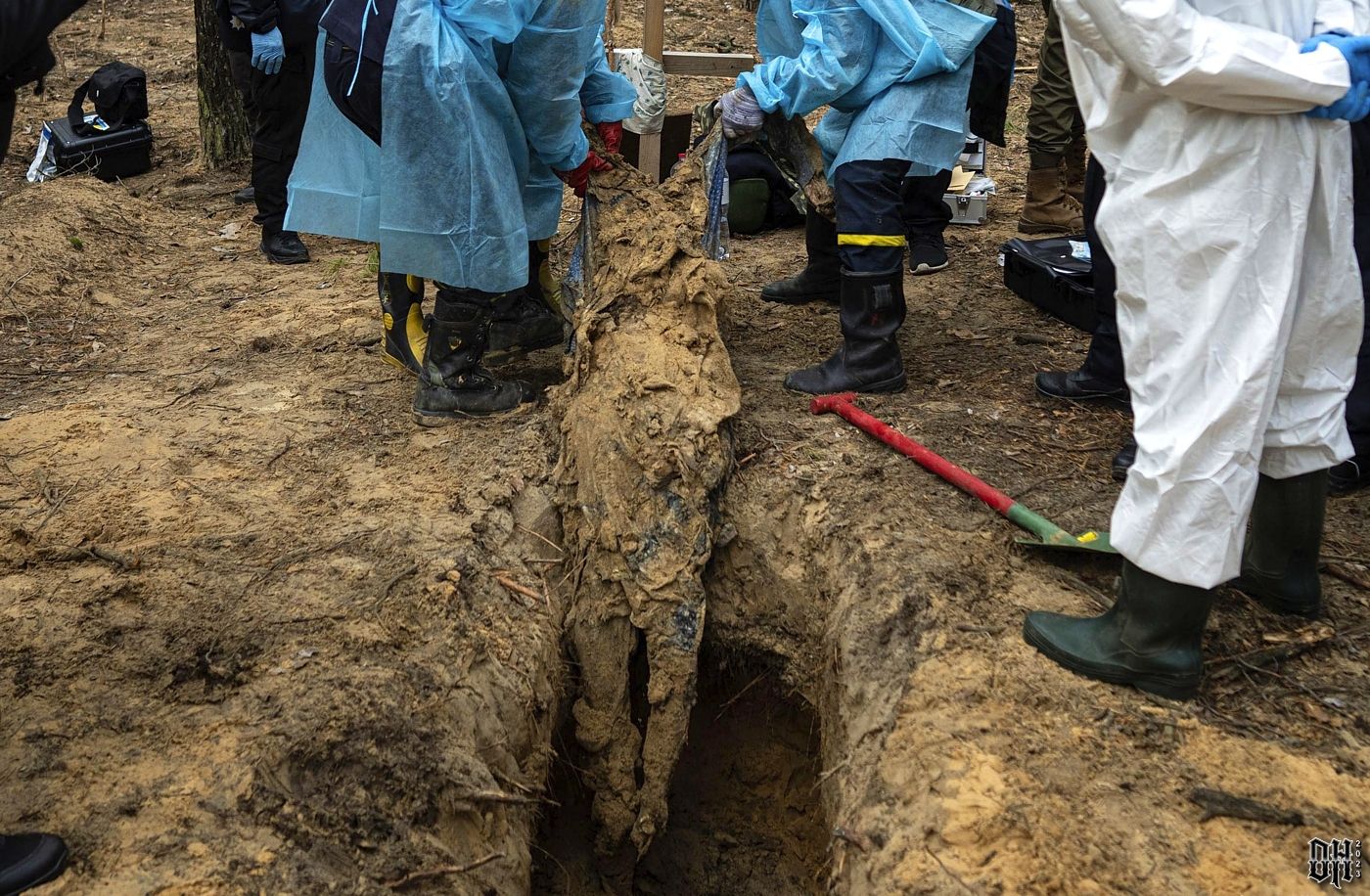 DH - Mass grave exhumation 14 - Izium Ukraine - Sept 2022.jpg