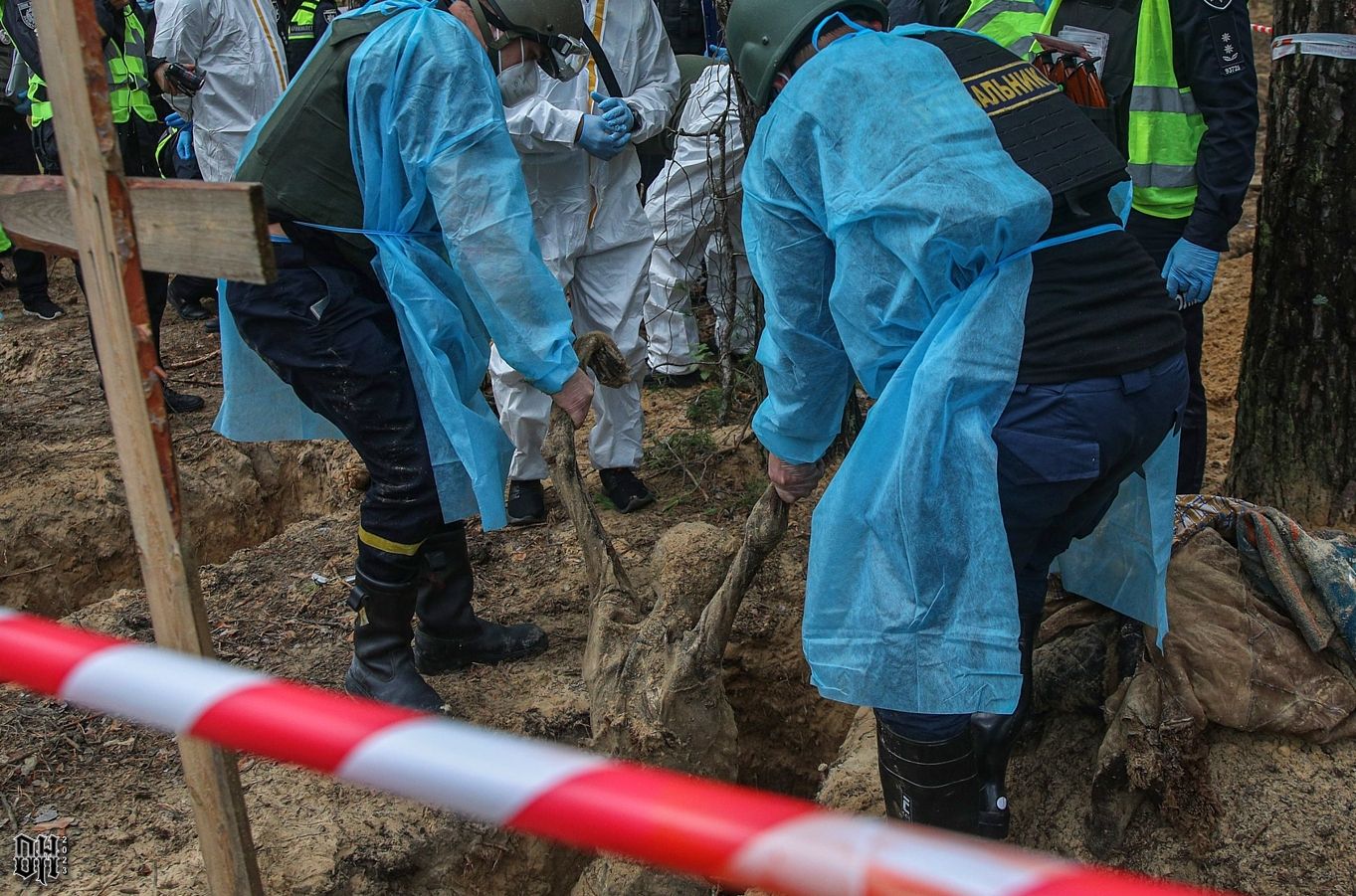 DH - Mass grave exhumation 19 - Izium Ukraine - Sept 2022.jpg